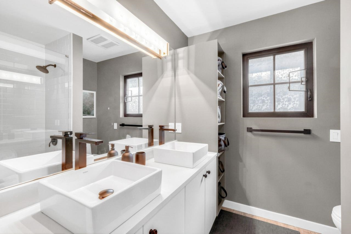 Garden / Landscaping Photo of 4178 Doncaster Way, Vancouver, BC