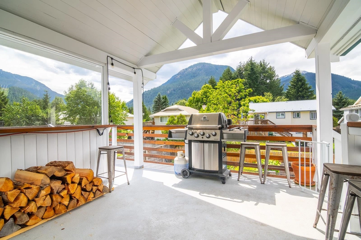 Breakfast Nook Photo of 7403 Harrow Road, Pemberton, BC