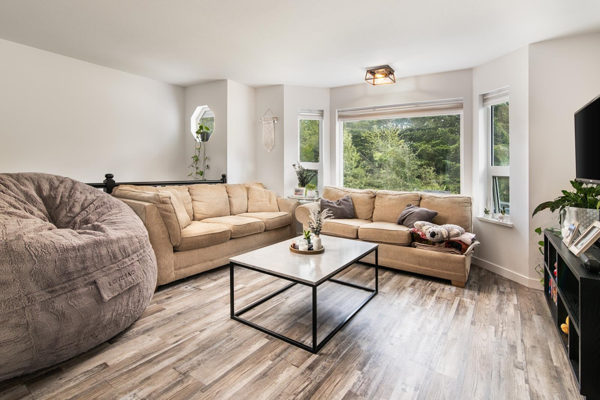 Dining Area Photo of 7403 Harrow Road, Pemberton, BC