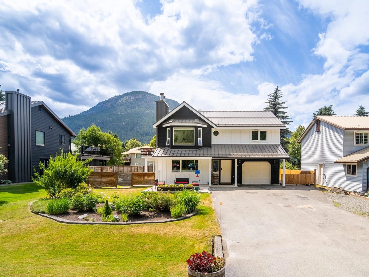Outdoor Deck Photo of 7403 Harrow Road, Pemberton, BC
