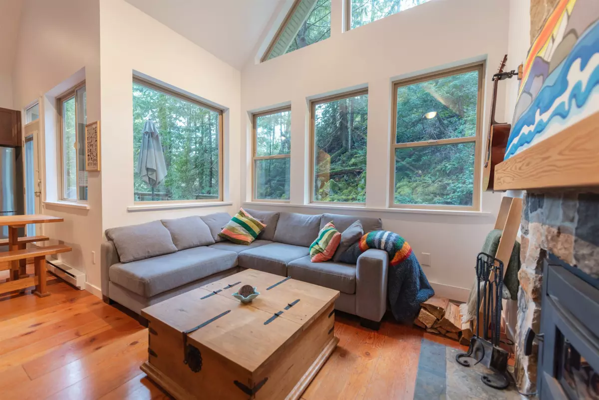 Breakfast Nook Photo of 13489 Lee Road, Pender Harbour, BC