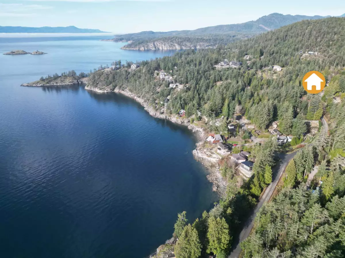 Living Room Photo of 13489 Lee Road, Pender Harbour, BC