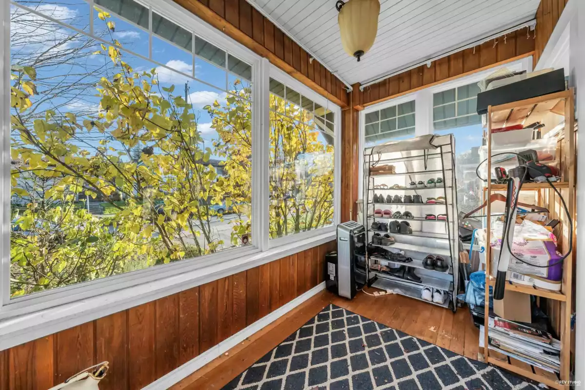 Entry Foyer Photo of 237 Sandringham Avenue, New Westminster, BC