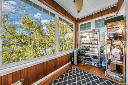 Entry Foyer Photo of 237 Sandringham Avenue, New Westminster, BC