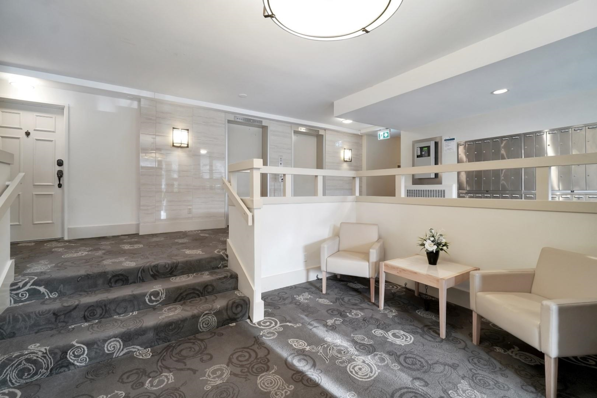 Kitchen Island Photo of 1104 2445 W 3rd Avenue, Vancouver, BC