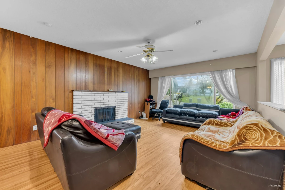 Kitchen Island Photo of 12521 Grove Crescent, Surrey, BC