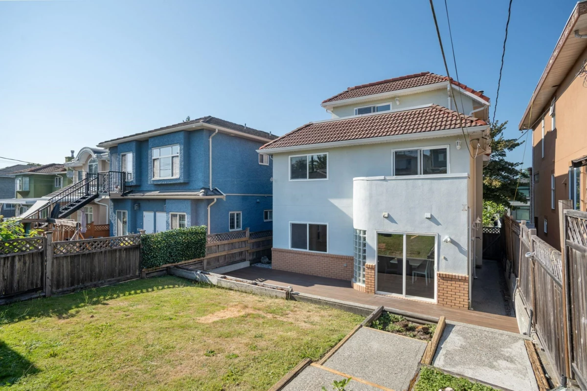 Backyard Photo of 2748 E 23rd Avenue, Vancouver, BC