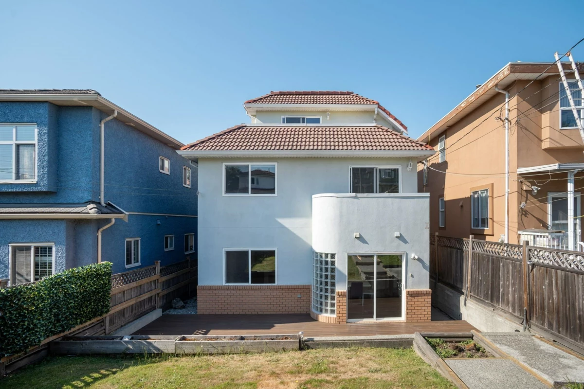 Front Yard Photo of 2748 E 23rd Avenue, Vancouver, BC