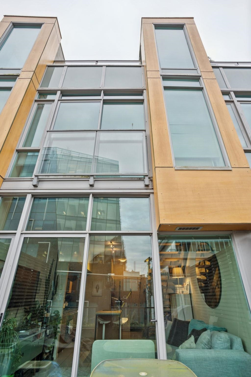 Entry Foyer Photo of 205 522 8th Avenue, Vancouver, BC