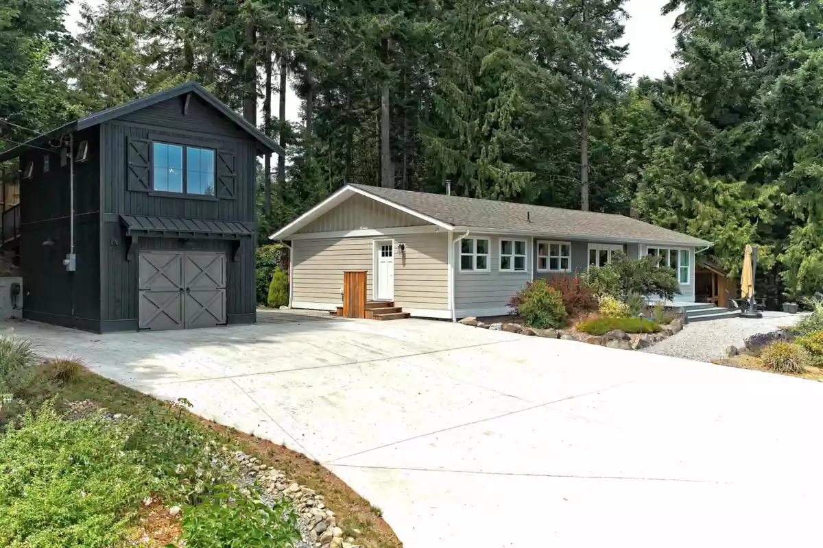 Living Room Photo of 118 Douglas Road, Salt Spring Island, BC