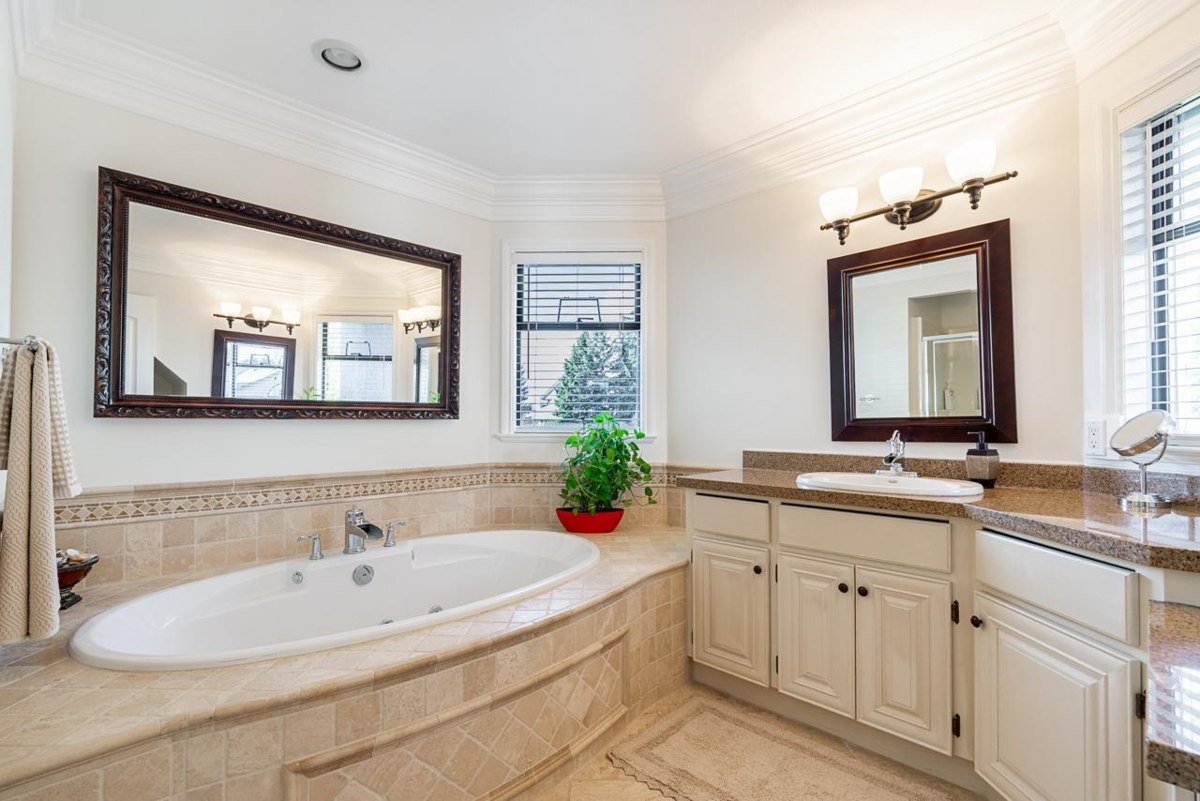 Entry Foyer Photo of 18459 56a Avenue, Surrey, BC