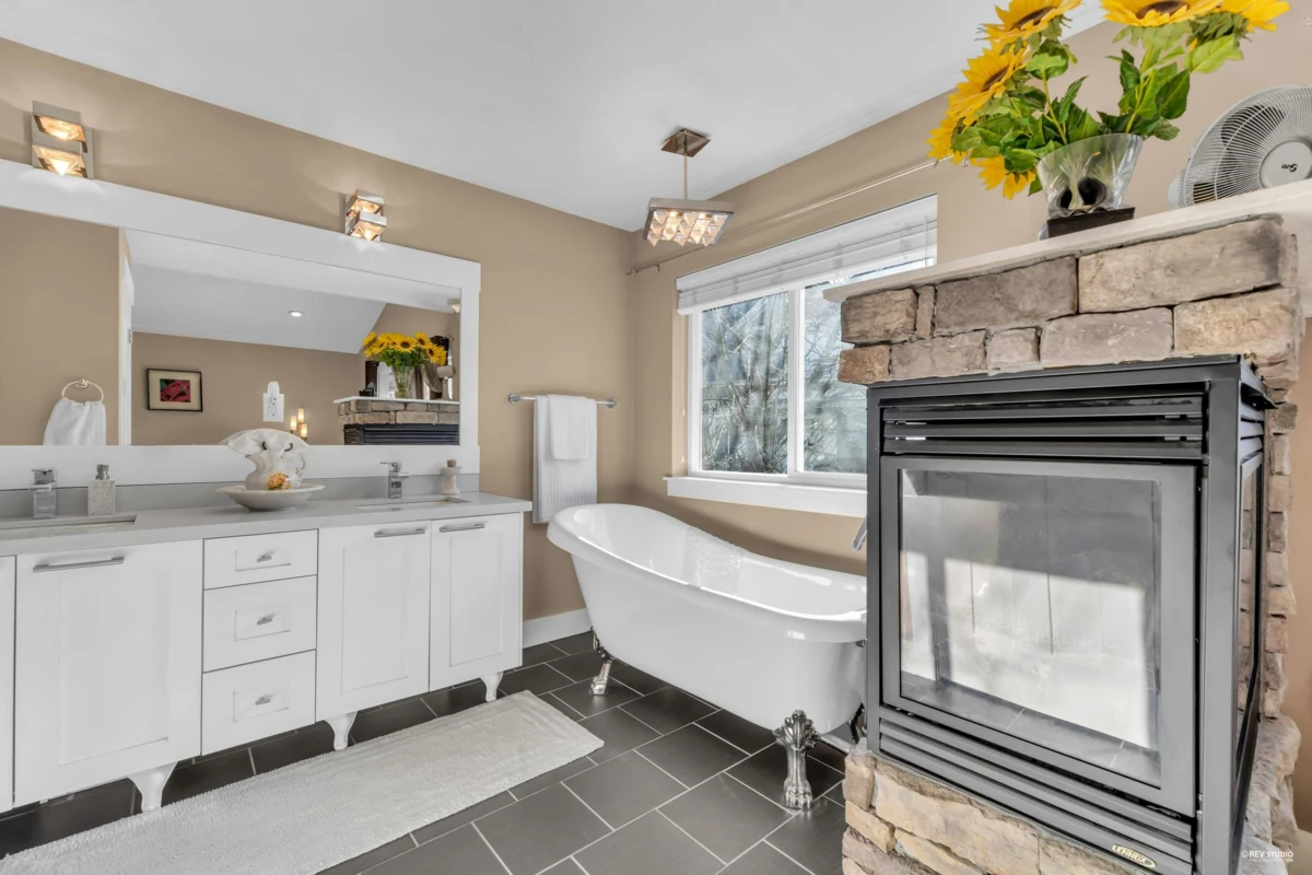 Laundry Room Photo of 16238 25 Avenue, Surrey, BC