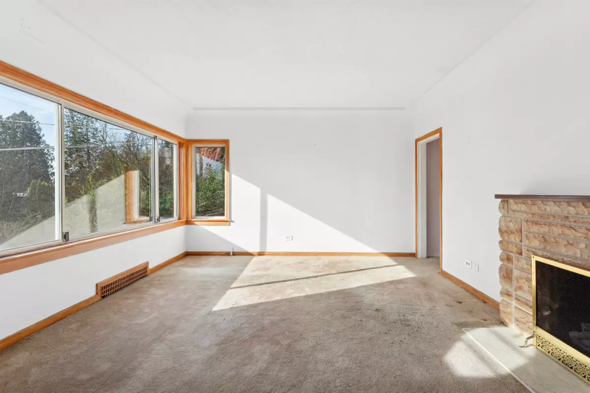 Living Room Photo of 1531 Inglewood Avenue, West Vancouver, BC