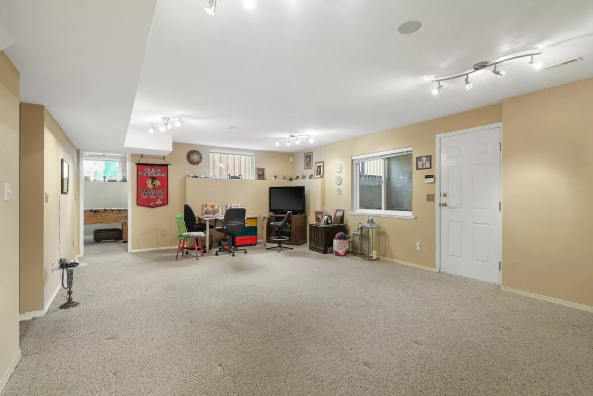 Basement Recreation Room Photo of 18111 68a Avenue, Surrey, BC