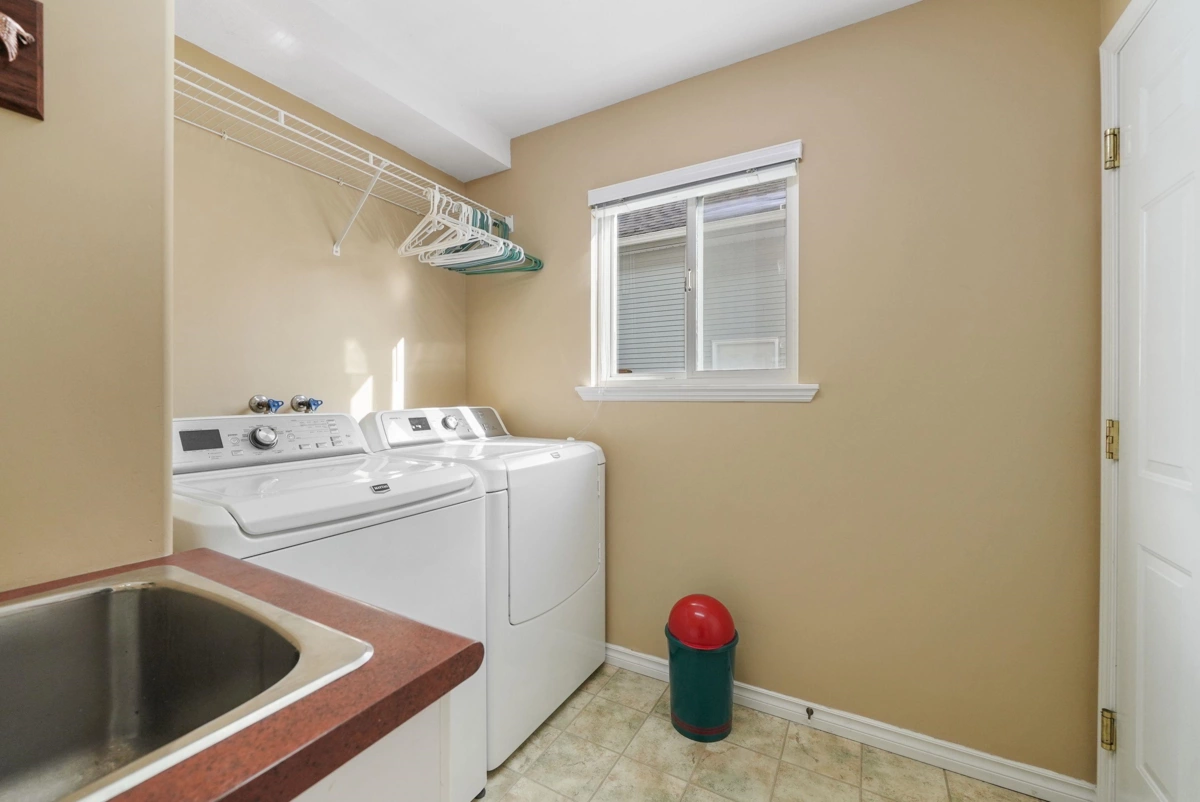 Entry Foyer Photo of 18111 68a Avenue, Surrey, BC