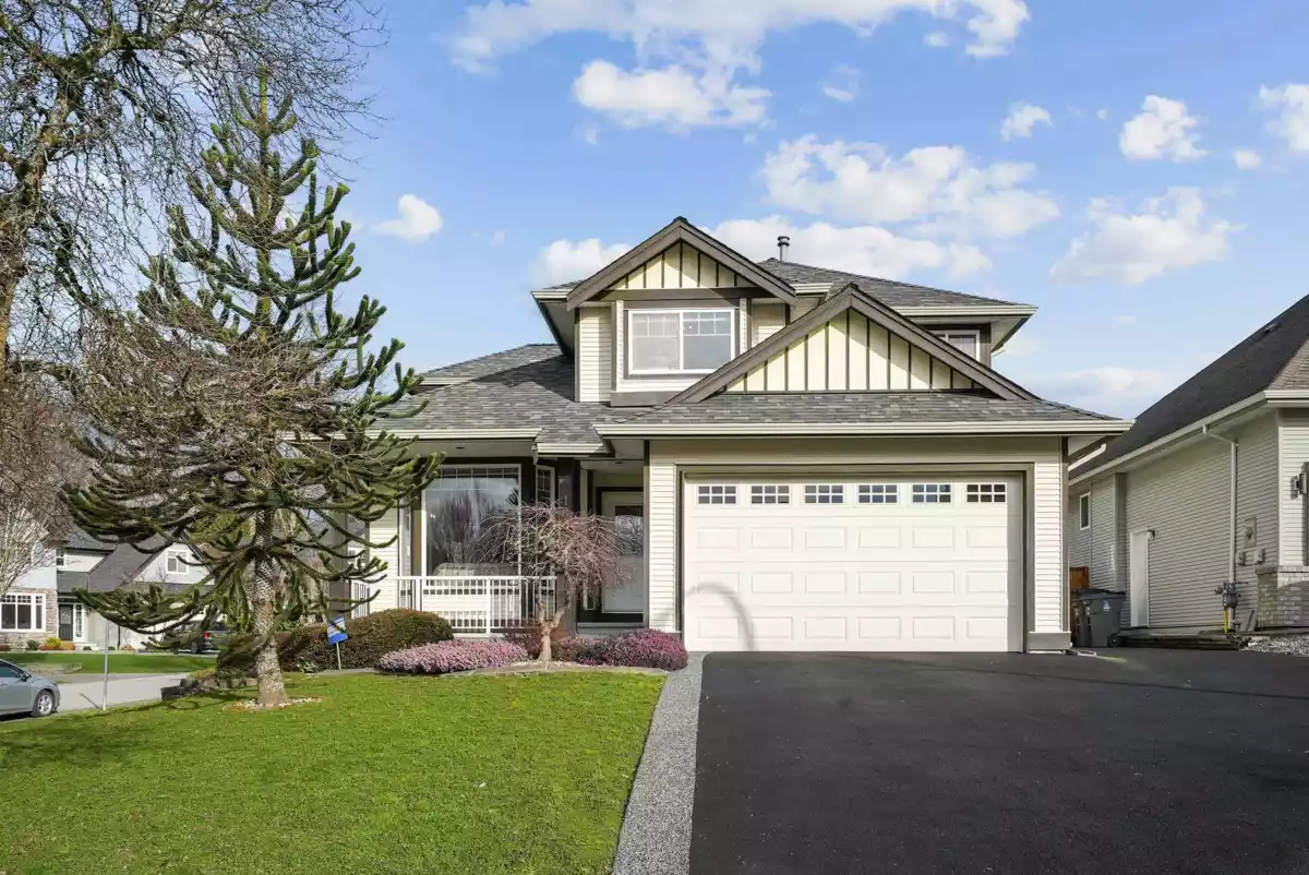 Front Yard Photo of 18111 68a Avenue, Surrey, BC