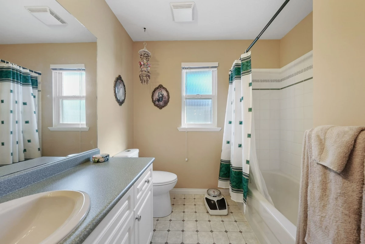 Guest Bathroom Photo of 18111 68a Avenue, Surrey, BC