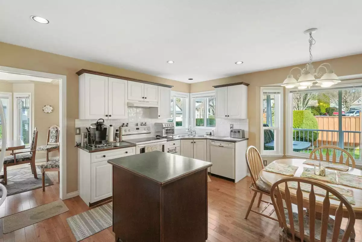 Kitchen Island Photo of 18111 68a Avenue, Surrey, BC