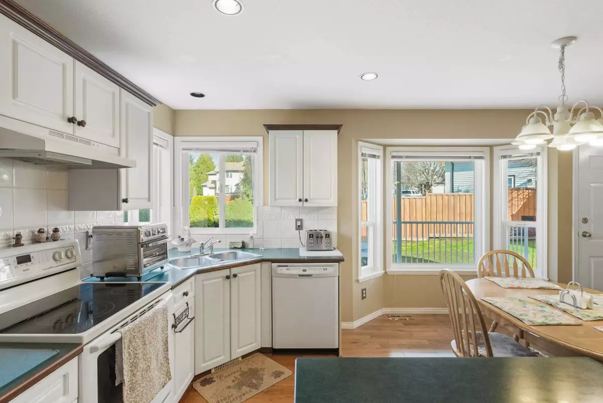 Kitchen Photo of 18111 68a Avenue, Surrey, BC