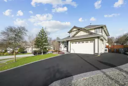 18111 68a Avenue, Surrey, BC, Cloverdale BC — 5 bed single family residence for sale