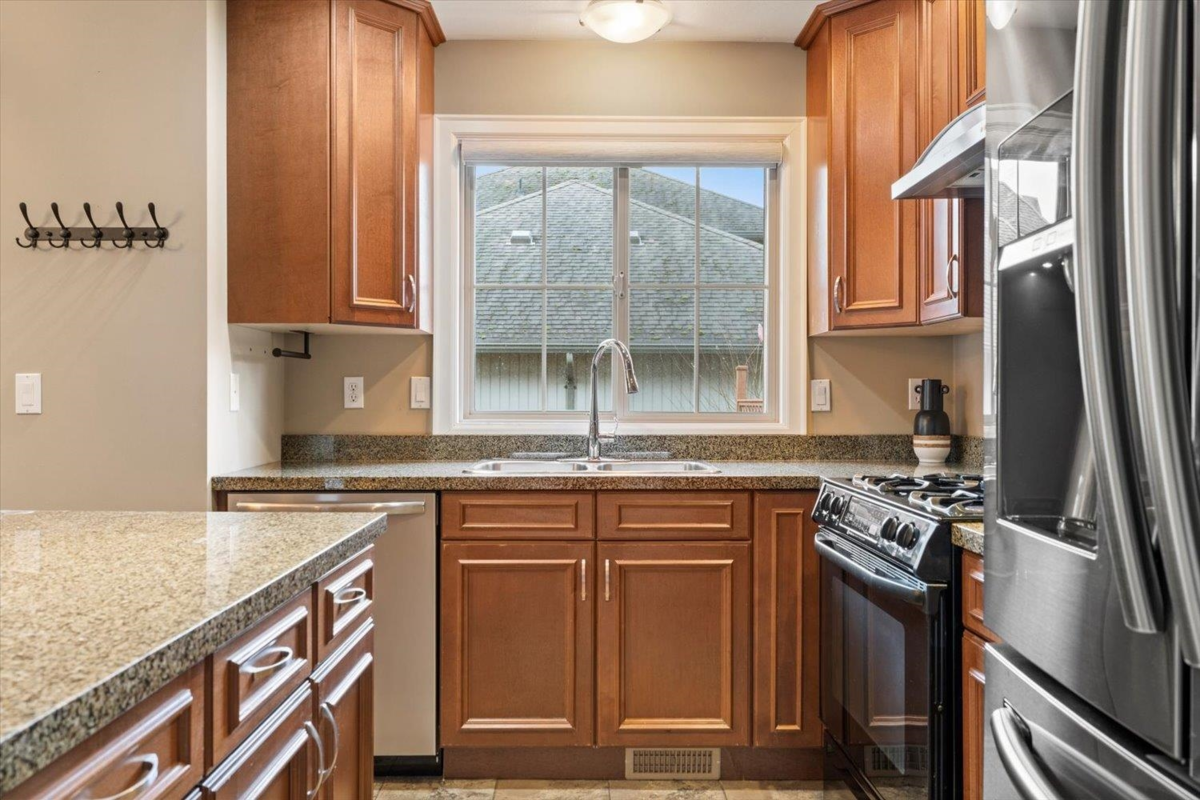 Kitchen Photo of 55 44523 Mclaren Drive, Chilliwack, BC