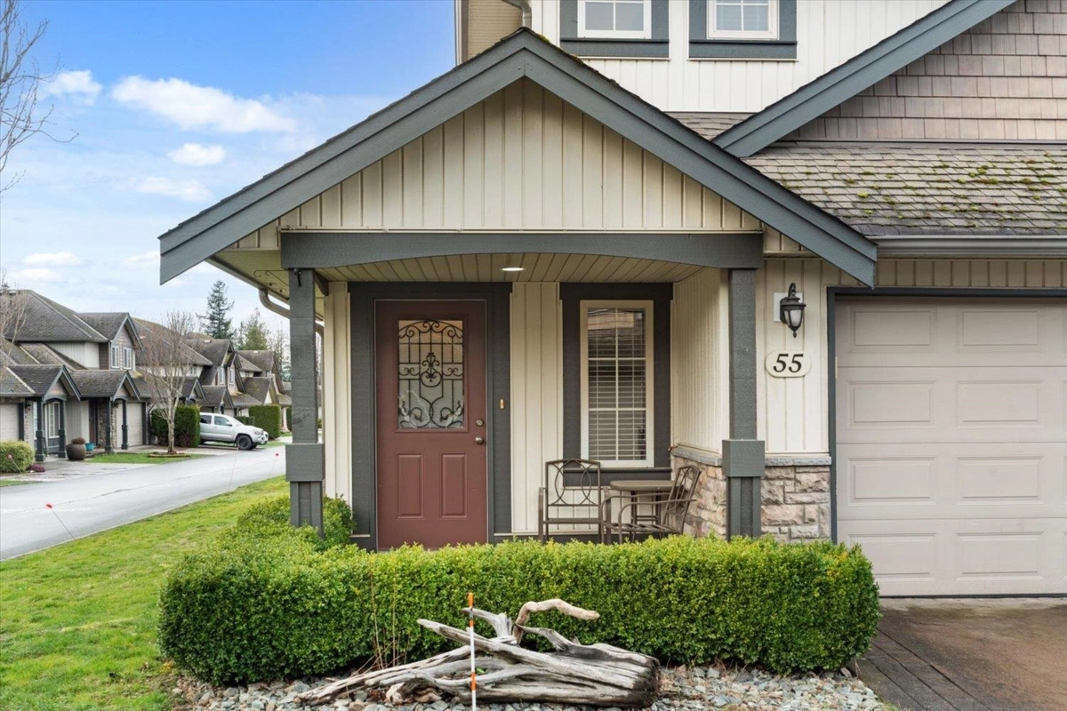 Living Room Photo of 55 44523 Mclaren Drive, Chilliwack, BC