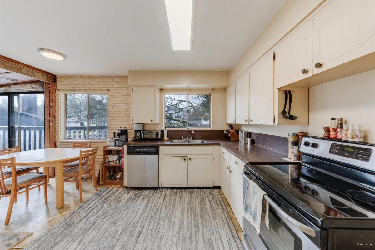 Kitchen Photo of 10122 127b Street, Surrey, BC