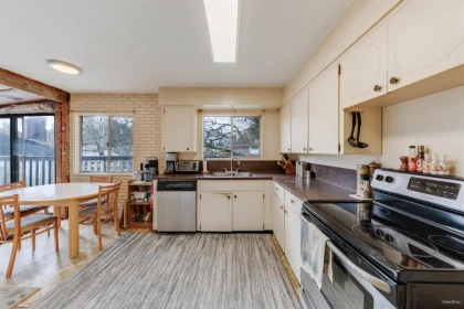 Kitchen Photo of 10122 127b Street, Surrey, BC