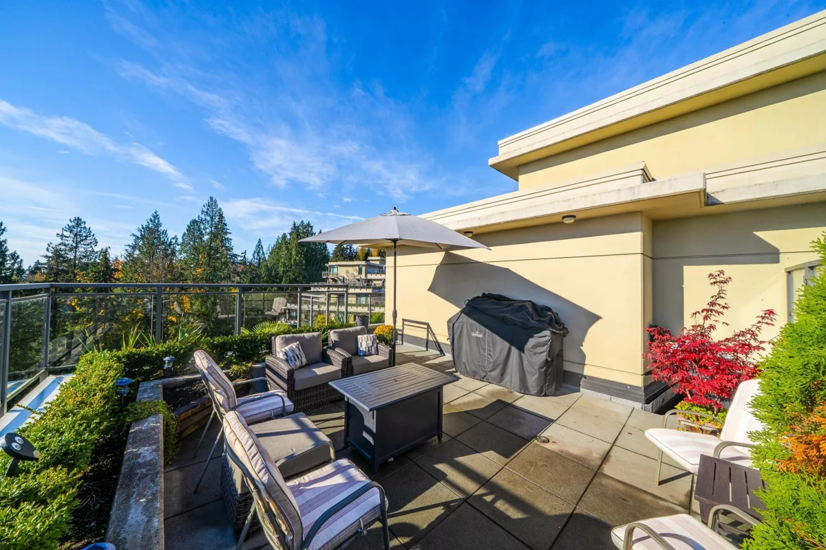 Aerial View of 1004 1415 Parkway Boulevard, Coquitlam, BC