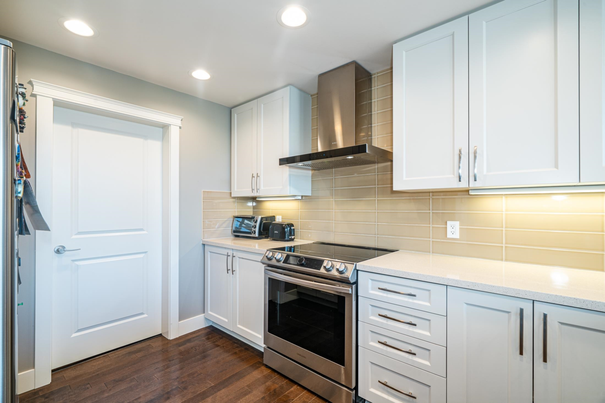 Entry Foyer Photo of 1004 1415 Parkway Boulevard, Coquitlam, BC