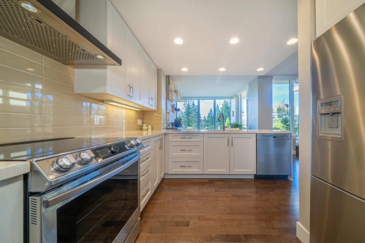 Hallway Photo of 1004 1415 Parkway Boulevard, Coquitlam, BC