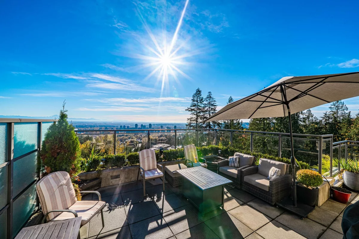 Living Room Photo of 1004 1415 Parkway Boulevard, Coquitlam, BC