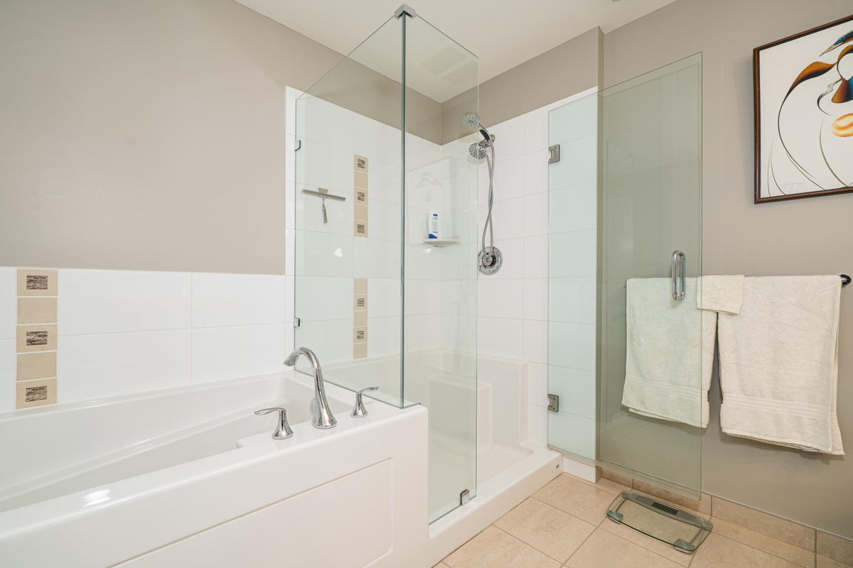 Primary Bathroom Photo of 1004 1415 Parkway Boulevard, Coquitlam, BC