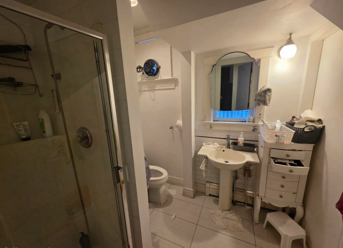 Kitchen Island Photo of 345 W 13th Avenue, Vancouver, BC