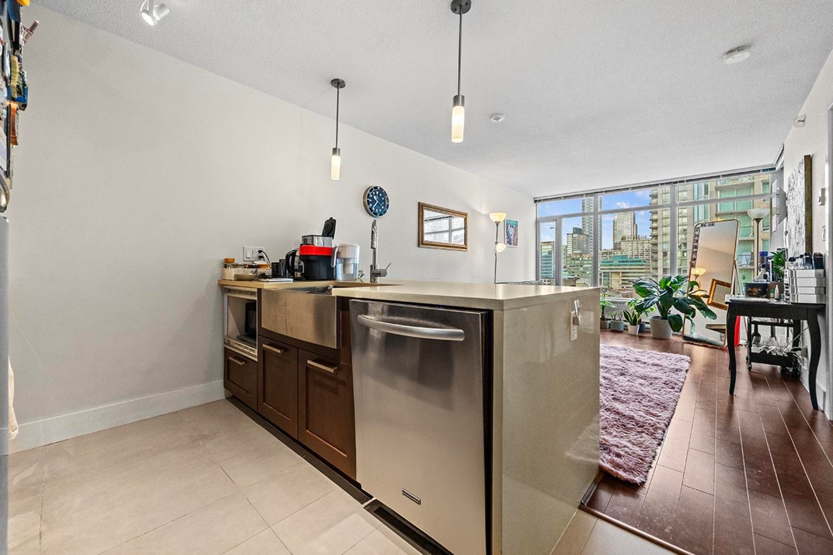 Kitchen Island Photo of 1502 888 Homer Street, Vancouver, BC