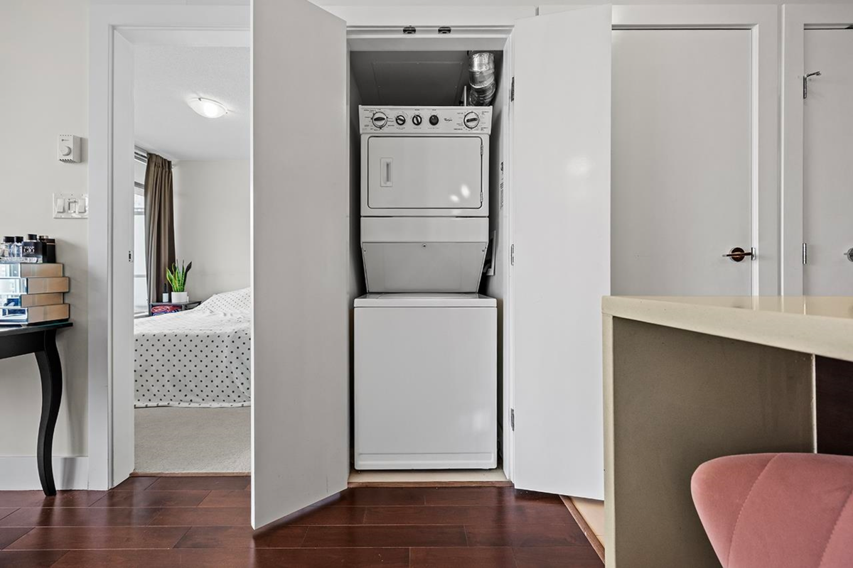 Walk-In Closet Photo of 1502 888 Homer Street, Vancouver, BC