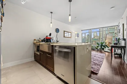 Kitchen Island Photo of 1502 888 Homer Street, Vancouver, BC