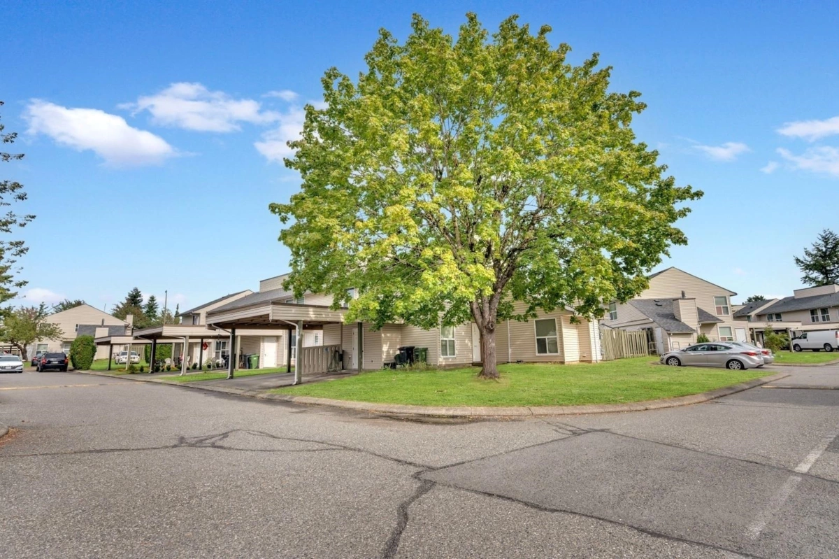 Living Room Photo of 177 32550 Maclure Road, Abbotsford, BC