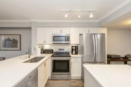 211 15210 Pacific Avenue, White Rock, BC, White Rock — Apartment/Condo for sale