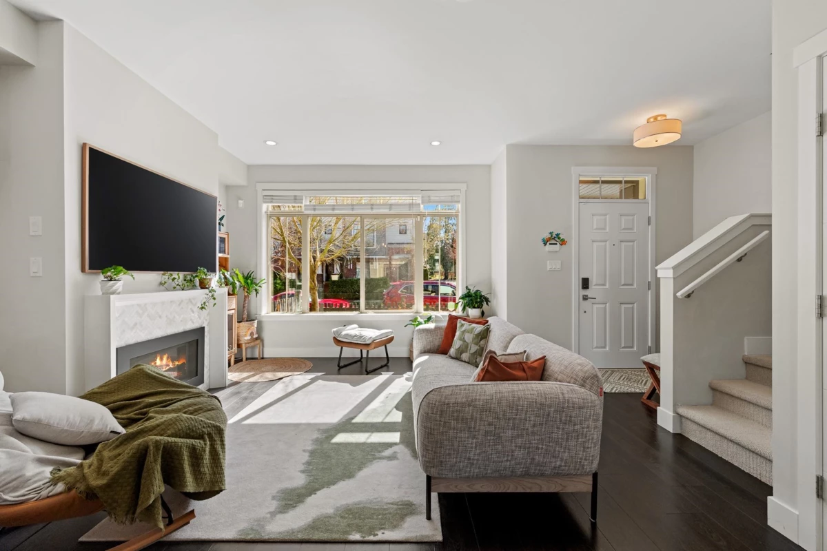 Family Room Photo of 16511 24a Avenue, Surrey, BC