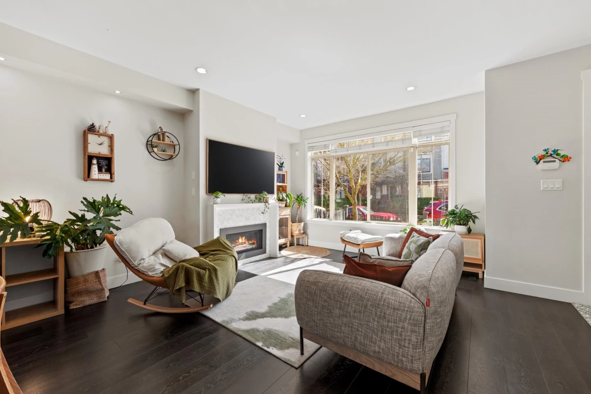 Living Room Photo of 16511 24a Avenue, Surrey, BC