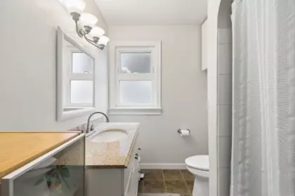 Walk-In Closet Photo of 1810 Tenth Avenue, New Westminster, BC