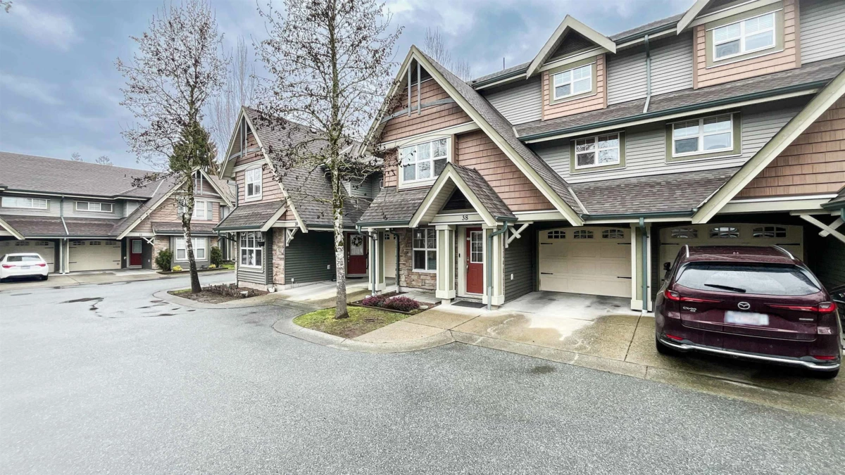 Living Room Photo of 38 22977 116 Avenue, Maple Ridge, BC