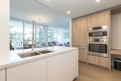 402 15165 Thrift Avenue, Surrey, BC, Surrey — Apartment/Condo for sale