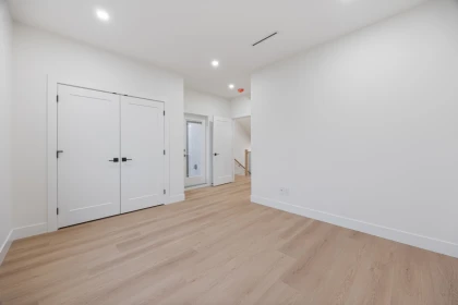 Entry Foyer Photo of 4 6639 Acacia Avenue, Burnaby, BC
