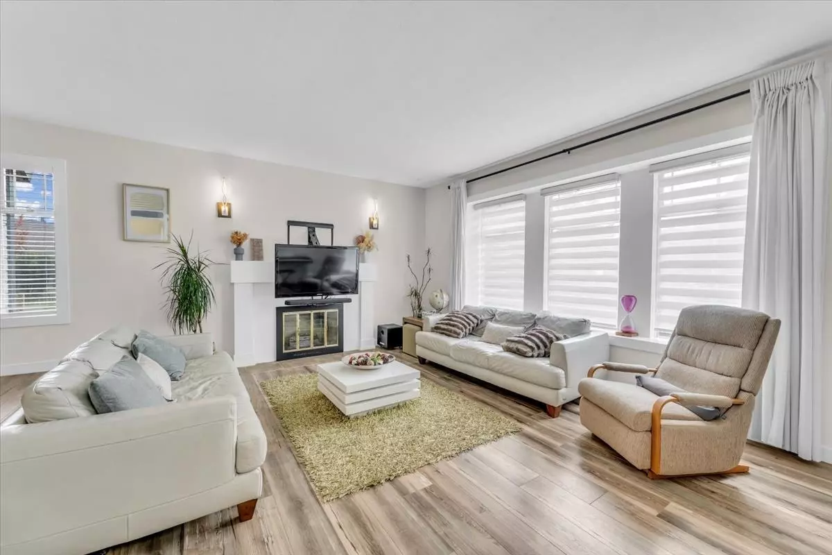 Family Room Photo of 10552 Woodglen Close, Surrey, BC