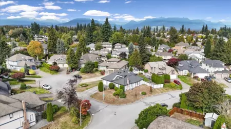 Front Yard Photo of 10552 Woodglen Close, Surrey, BC