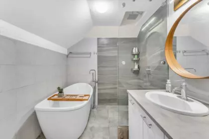 Guest Bathroom Photo of 10552 Woodglen Close, Surrey, BC
