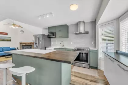 Kitchen Photo of 10552 Woodglen Close, Surrey, BC