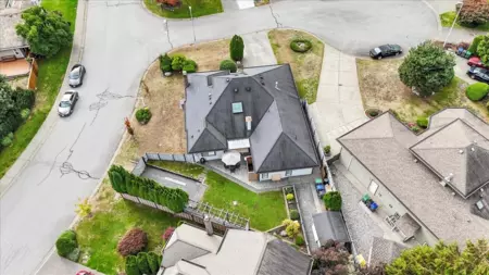 Swimming Pool Photo of 10552 Woodglen Close, Surrey, BC